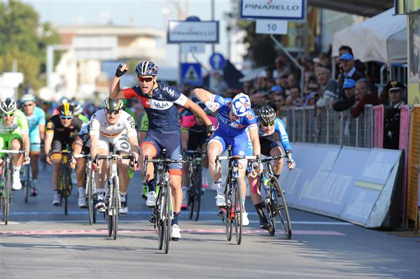 Matteo Pelucchi wins stage 2